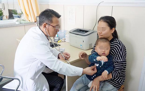 宝宝|4个月宝宝被查出“脊柱变形”,只因妈妈带他出门时,总爱这么做