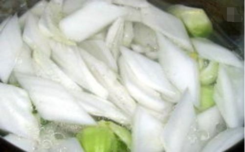 炒白菜时，多加这一步再下锅炒，不出水，比饭店炒出来还好吃