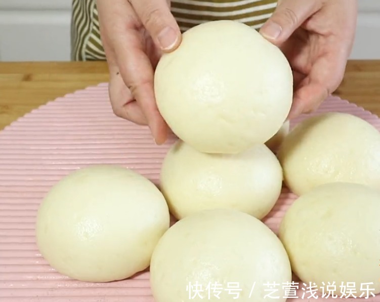 馒头|用开水烫面做馒头，是老一辈蒸馒头的方法，不发面，个个暄软回甘