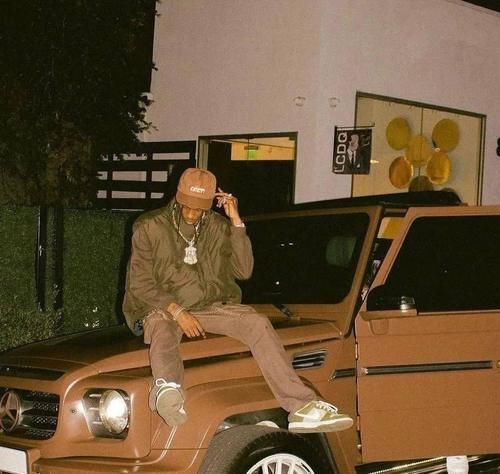 Travis Scott又上脚天价Dunk，烧了他鞋柜！要赔多少钱？