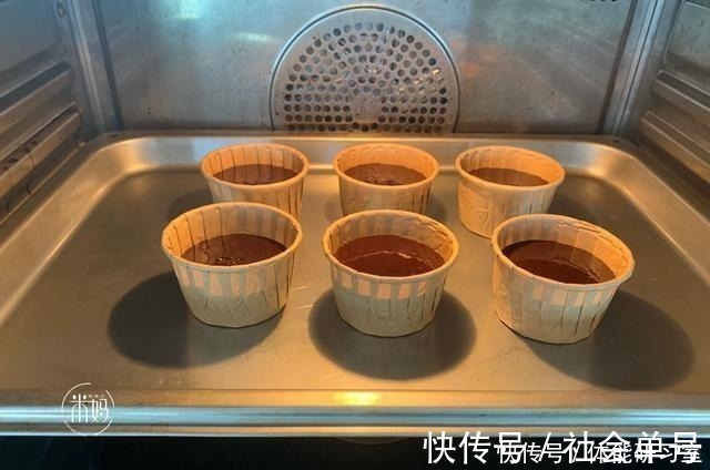 最近很火的网红爆浆蛋糕,看着很好看,做也简单,新手也能零失败