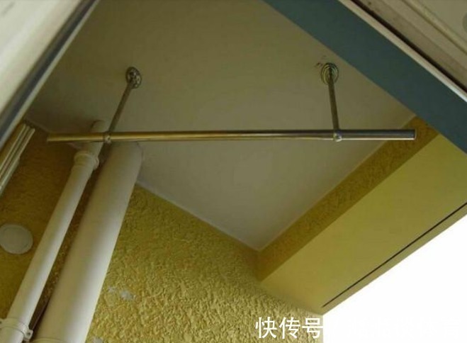 晾衣杆|老公装修阳台时,硬把晾衣杆装在一边,入住才知道有多实用!