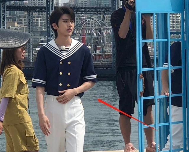 人品 吳宣儀超短裙參加《跑男》,注意旁邊蔡徐坤的手,真實人品藏不住