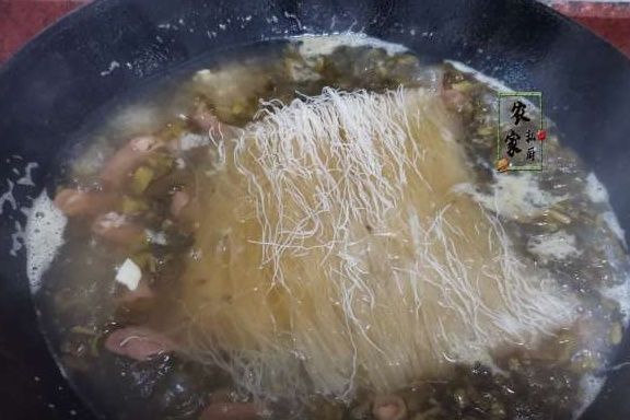 米粉|被人“嫌弃”的菜,却是女儿的最爱,用它煮粉条,酸爽开胃特别香