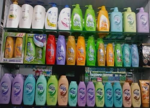 头皮|这“两款”洗发水建议别买，价格贵还鸡肋，头发出油是有原因的