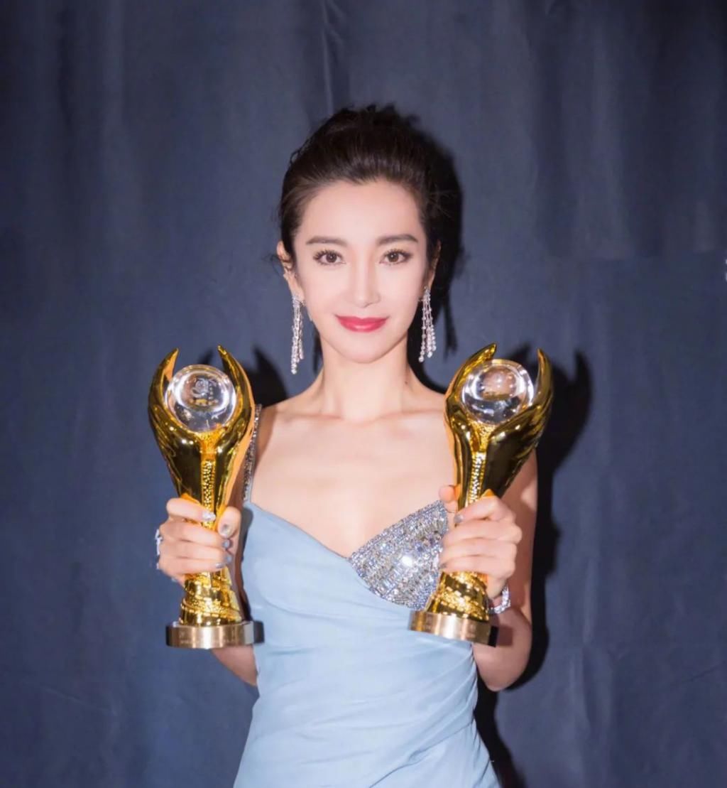 甘做|姐姐当演员供她上学，她为姐姐甘做幕后英雄，李冰冰妹妹知恩反哺