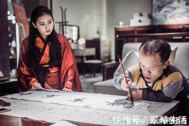 土行孙#身高1米,苦练书法40年改变命运,网友:所有书法家见了都要低头