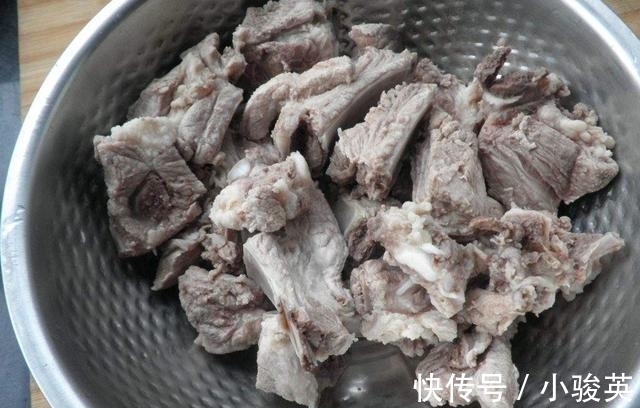 难吃|排骨焯水时，万万别直接下锅煮，别不当回事，不然肉又柴又难吃！