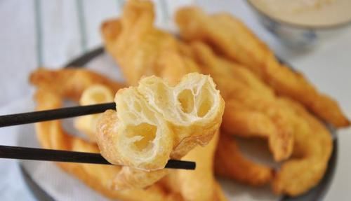 家常版炸油条的做法，掌握小技巧，个个蓬松酥脆，放凉了也不会硬