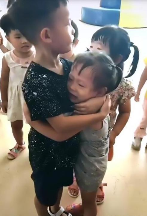 gt|妹妹刚入幼儿园,哥哥在大班赶来''慰问'',兄妹相见的场景太暖心