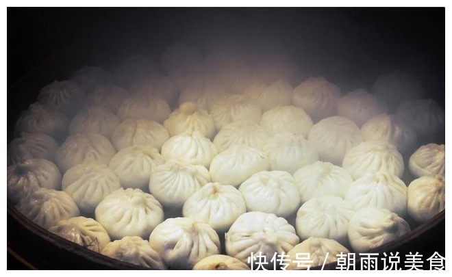 蒸包子除了放酵母粉以外，再多放入1样食材，包子暄软有弹力，香