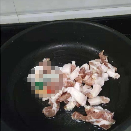 猪肉|这菜以前不懂都扔掉了,搭配猪肉一起炒,脆嫩爽口,炒一盘不够吃