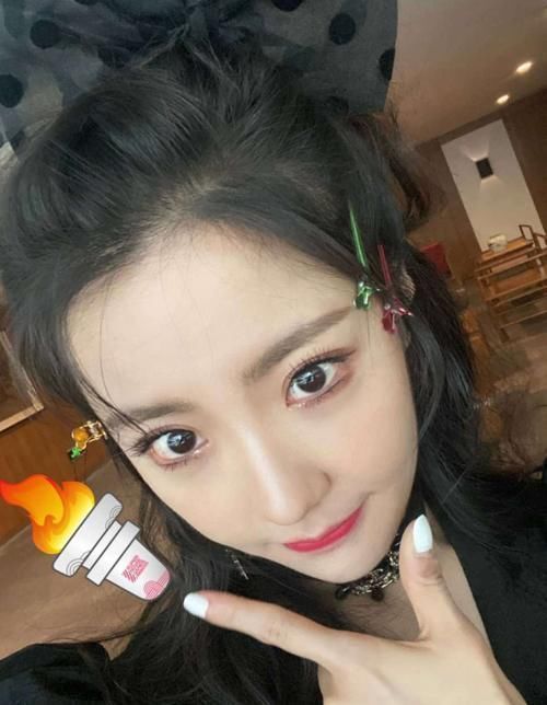 郑乃馨|硬糖少女集体出动传递火炬，其他成员都用手传，唯独刘些宁与众不同