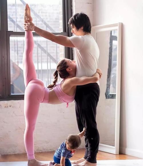 j她们用瑜伽告诉你，美丽与年龄无关，什么时候开始都不晚