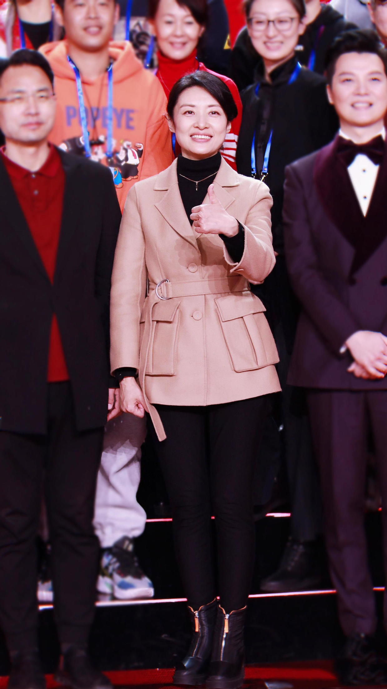 周涛真会穿!一件大衣搭配牛仔裤显得休闲又减龄,意外穿出时髦感