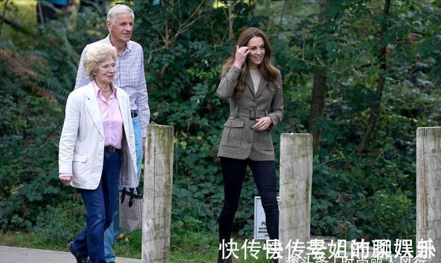 梅根 卡米拉比儿媳凯特还娇俏!穿格纹裙拎着香奈儿亮相,和查尔斯真甜
