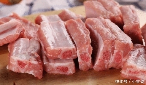 买排骨时,聪明人见到这些排骨会扭头走,“买一斤送一斤”也不要