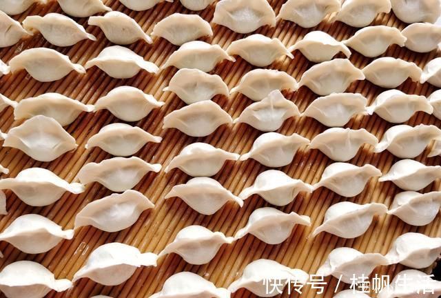 搅拌均匀|夏天，这菜2块钱一斤，包饺子一定要多加1步才好吃，娘俩吃了60个