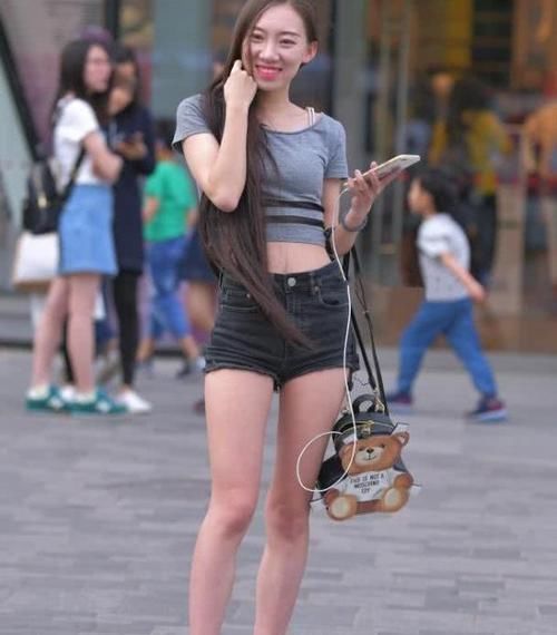 小姐姐牛仔裤搭配简单的短袖，衬托出温婉甜美气质