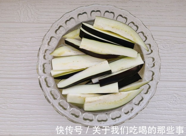 柠檬汁|做蒸茄子，切开后不要直接蒸，学会1招，茄子不变色，好看又好吃