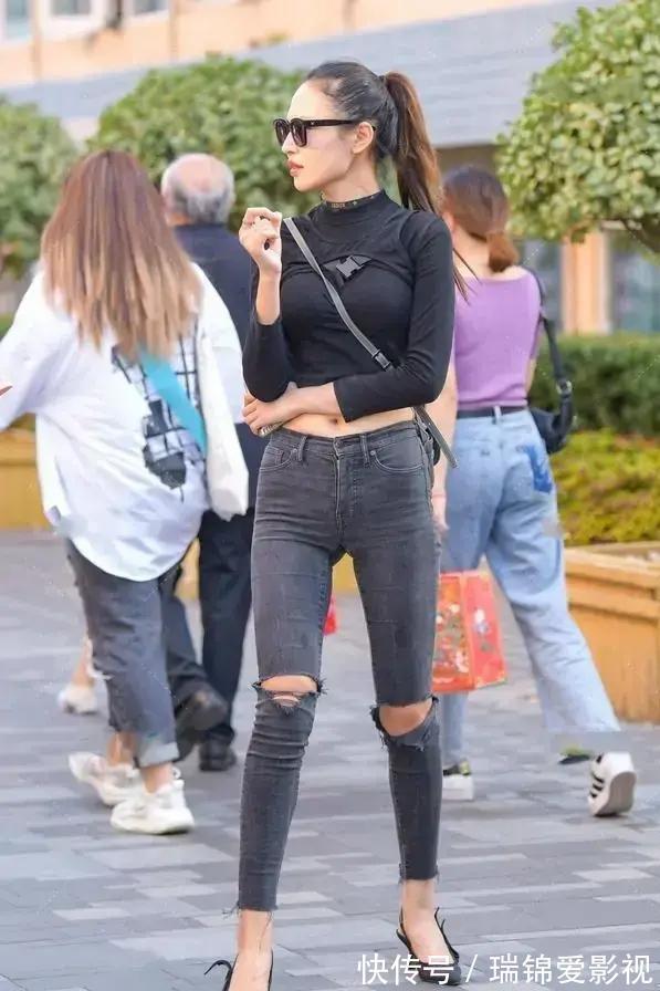 修身 黑色短上衣搭配破洞牛仔裤,时尚和修身可以同时兼具,还青春显瘦