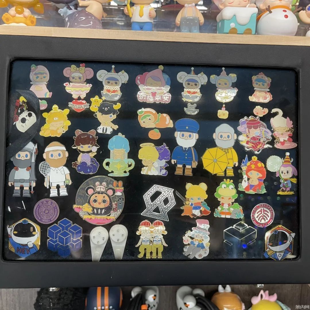 盲盒|小伙晒出一柜子宝贝,价值不菲!据说入了这个坑,会上瘾