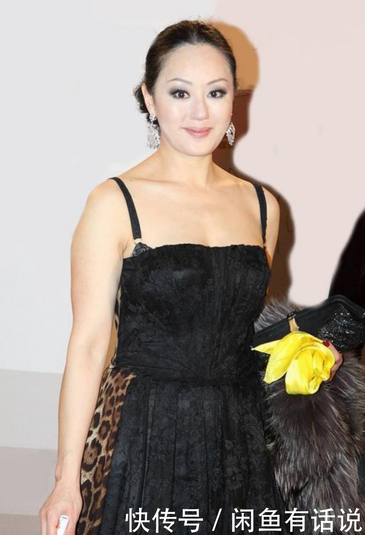 穿搭|章小蕙虽然身材微胖,穿蕾丝吊带裙却很显气质,一张旺夫脸最抢镜