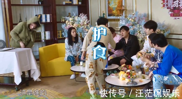 嘉宾们|《王牌》史上最卑微嘉宾，全程赔笑没镜头，关晓彤心疼的抹眼泪