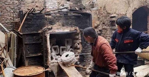 警察|因警察总找上门,他把一独门秘技传给全村人,结果成中国第一造假村