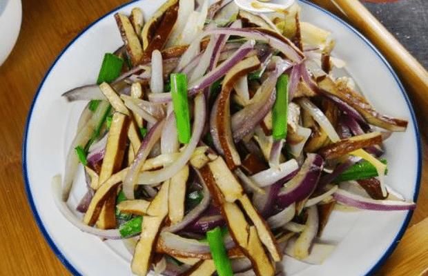  钙质|洋葱和它是绝配，每天炒一盘，简单易学，补钙质，孩子长个头