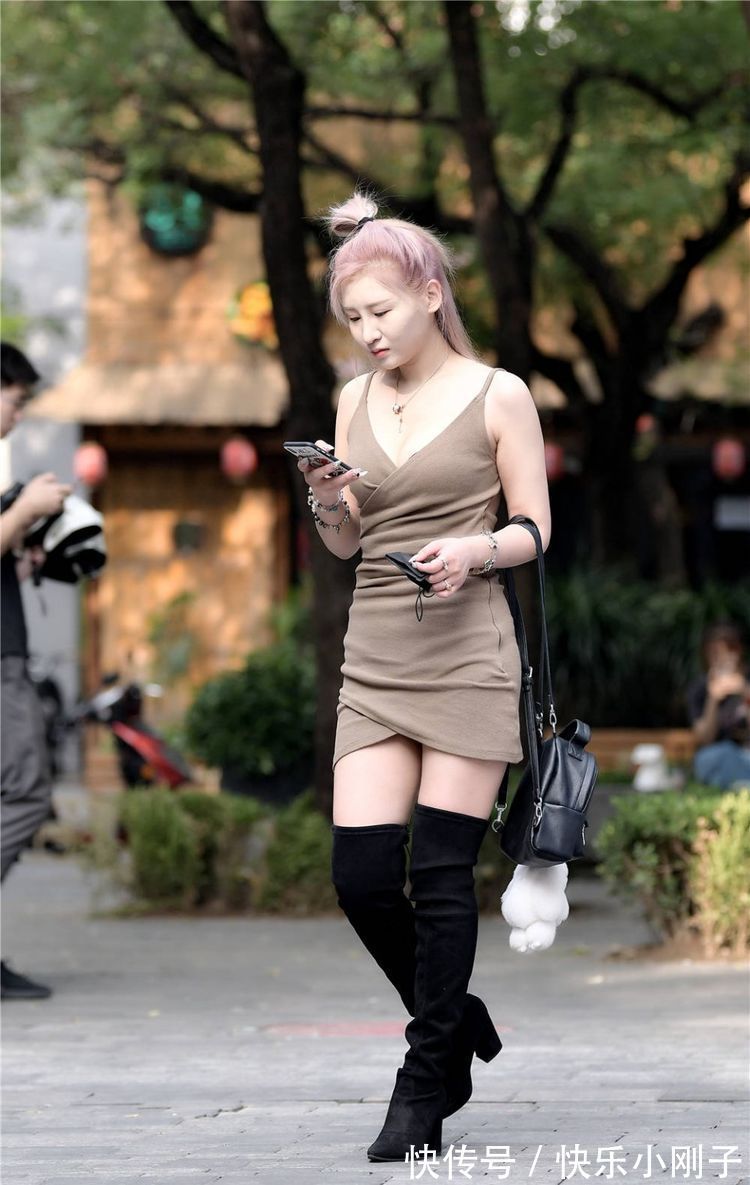 吊带|吊带紧身裙搭配黑色过膝靴，尝试不同的风格，穿出了秋季九月的美