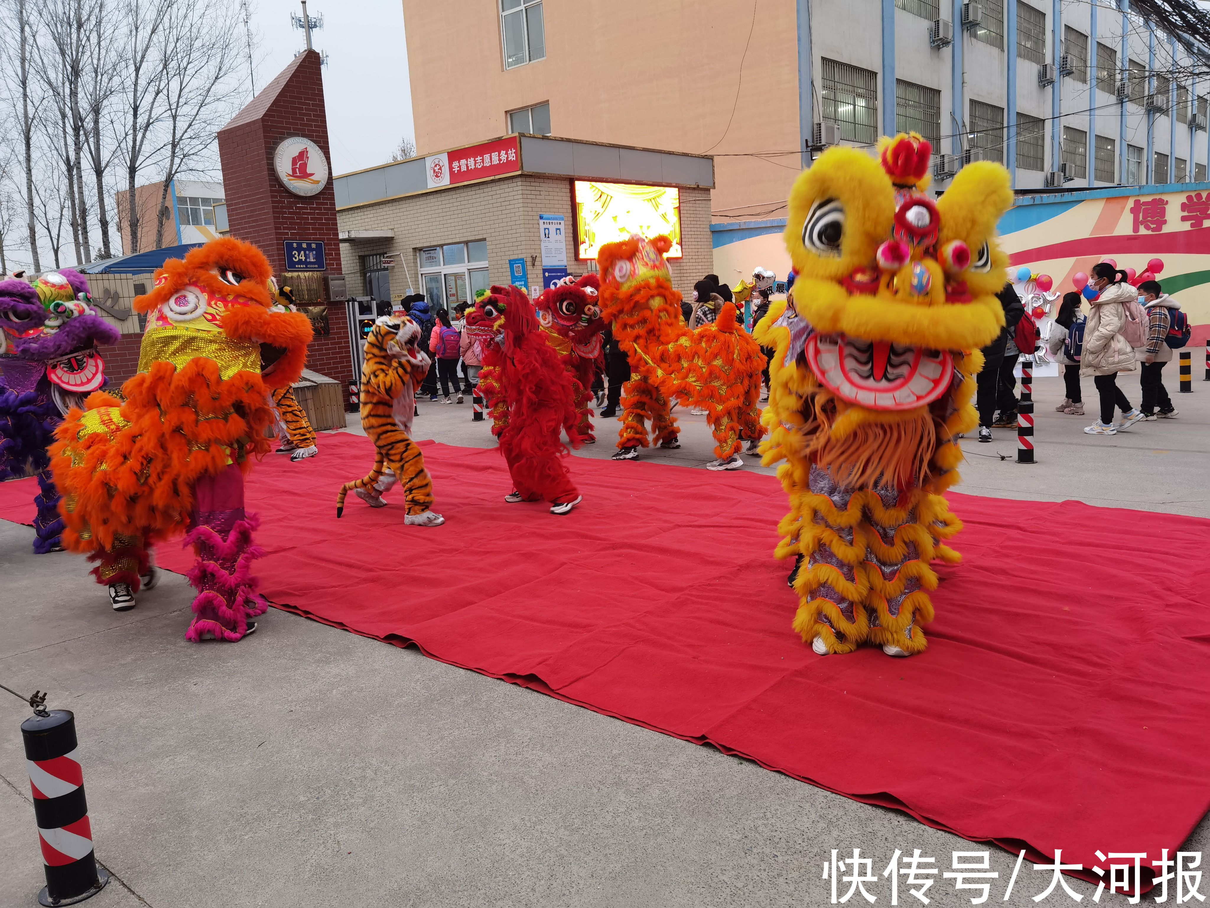 大河路！开学首日！郑州市大河路中心小学敲锣打鼓、舞狮迎接学生入学