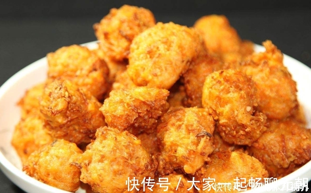 炸猪肉丸子时，直接放到油里炸是不对的，多加一步，丸子外酥里嫩