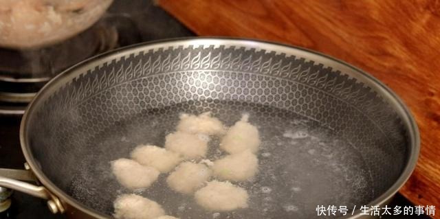 自从学会猪肉丸子这样做,我家隔三差五吃一次,比油炸还香