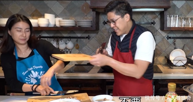 幸福感满满,霍启刚下厨捉弄老婆,豪华厨房意外曝光