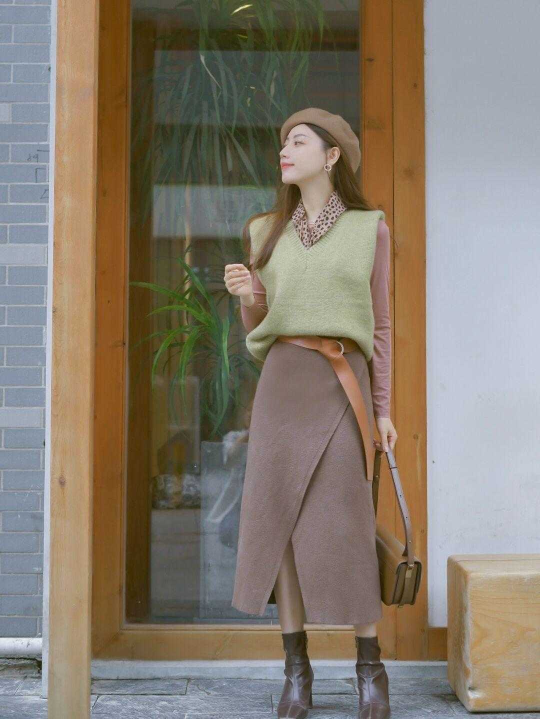 马甲|简约又保暖的秋季穿搭，毛衣搭配半身裙清新温柔，减龄又时髦