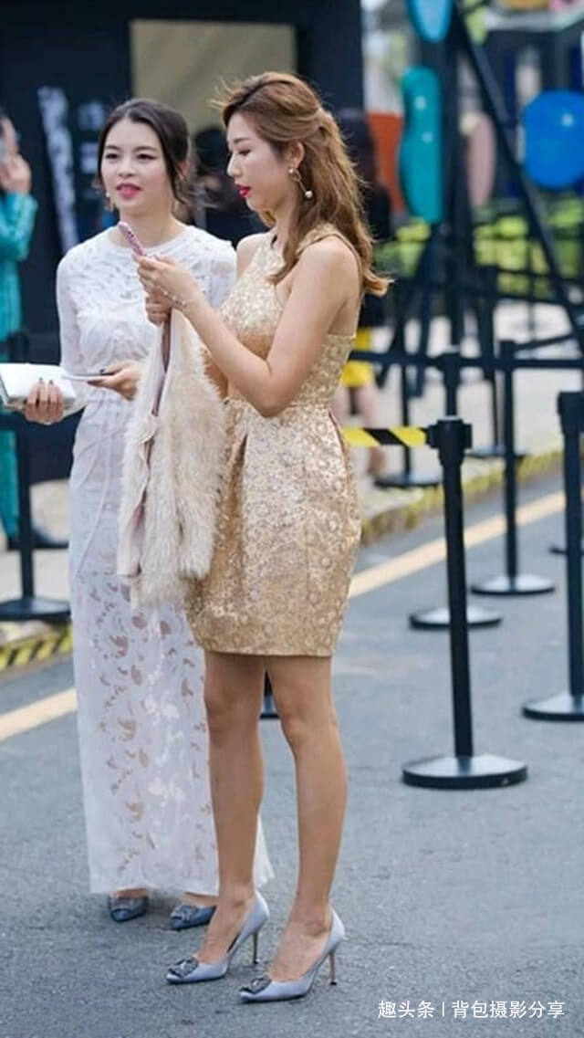 牛仔裤|路人街拍,小姐姐黑色牛仔裤搭配针织衫,充满着青春与活力的味道