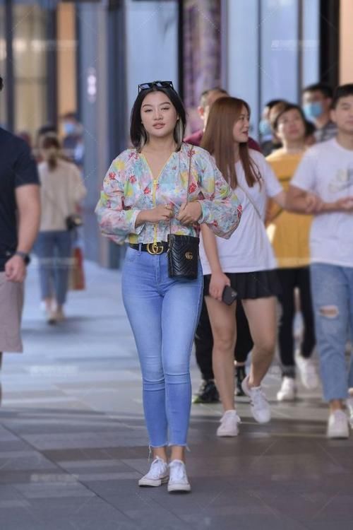 女生们|紧身牛仔裤，性感时尚穿搭，展现优雅好气质！！