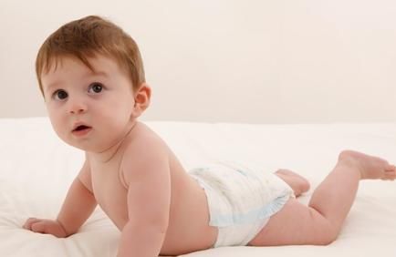 臀部|宝宝三个月后不能这样抱，很多妈妈都抱错了