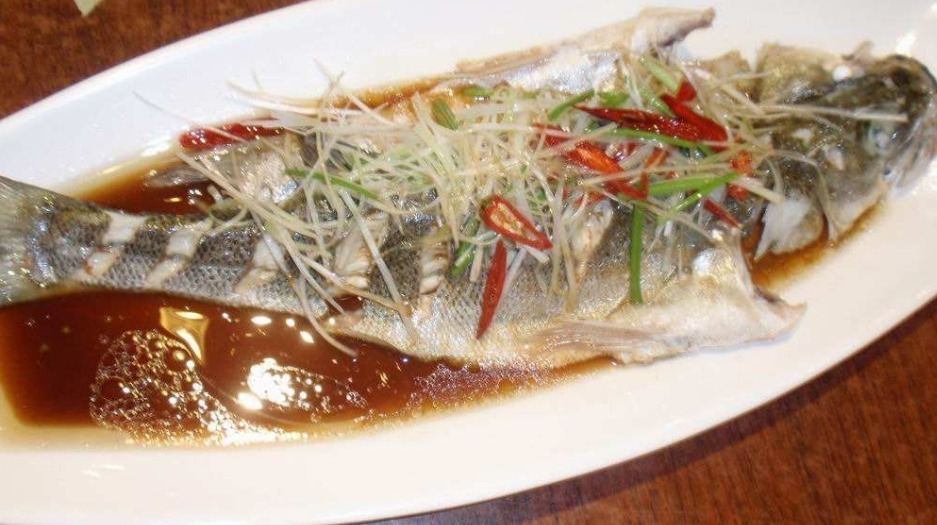 特别好用的煎鱼小技巧,烧热油之后加点料,鱼不粘锅,好看又好吃