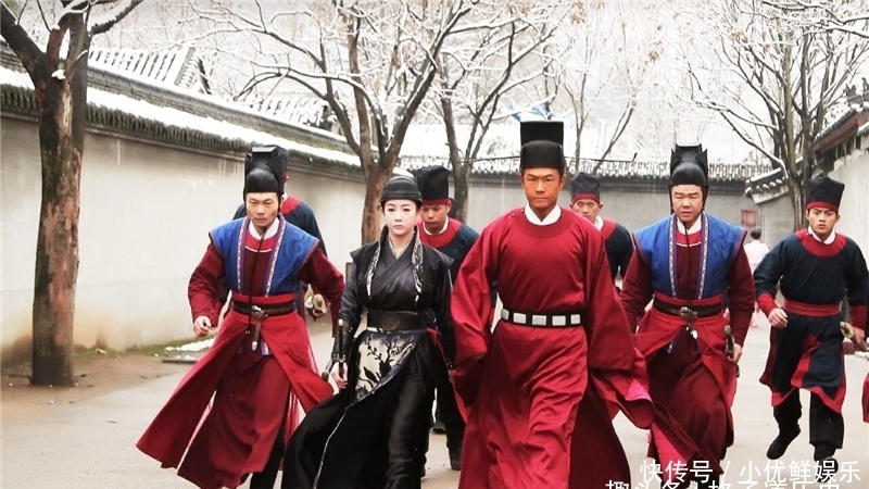 包拯为破案出了一上联,一书生对出下联后,包拯:你就是凶手!