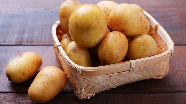 土豆去皮原来这么简单,现在才知道,教你一招,再也不用削皮了