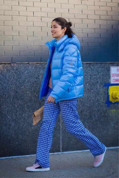 不管是大衣还是羽绒服，尽量别穿这3个“颜色”，不耐看也不耐穿