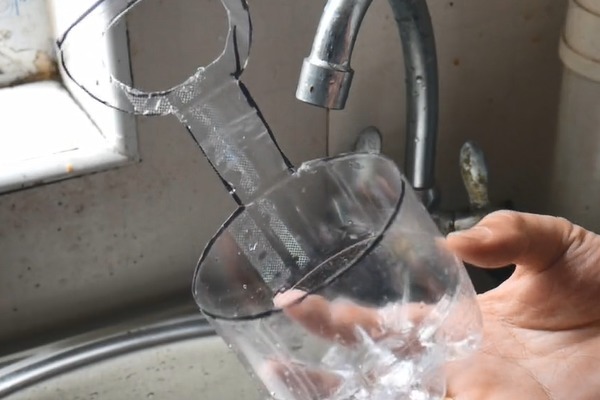 塑料瓶剪几刀套在水龙头上,全家人都要抢着用,真的太棒了!