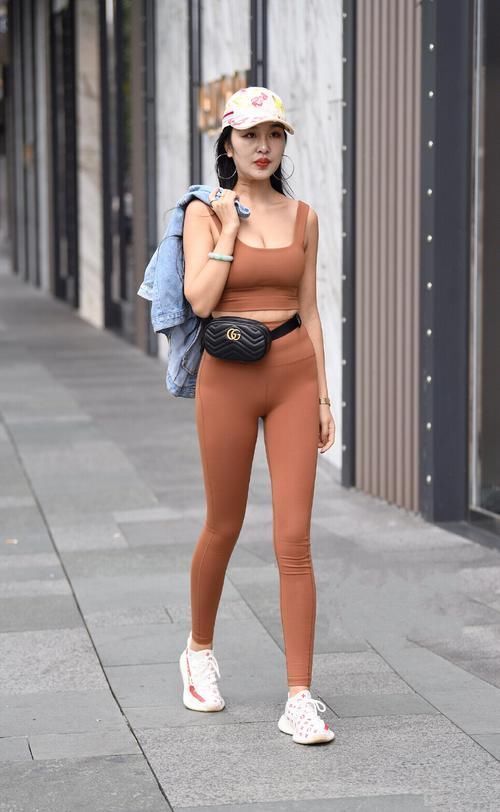 路人街拍一身“吃土色”的健美girl,身材比例绝了