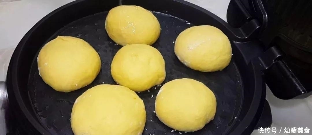 南瓜又出新吃法，不用油炸，比面包馒头做法简单，比南瓜饼还好吃