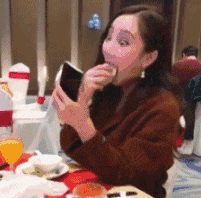 |搞笑GIF:日防夜防,损友难防,这一下恐怕半年都下不了床