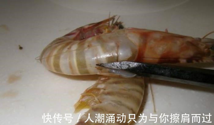 热水|水煮基围虾一煮肉就柴原来是加错了“水”，难怪腥味浓不鲜嫩！