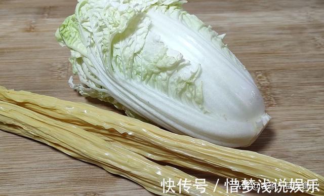解馋|1个白菜,2根腐竹,教你最好吃的做法,比大鱼大肉都香,真解馋
