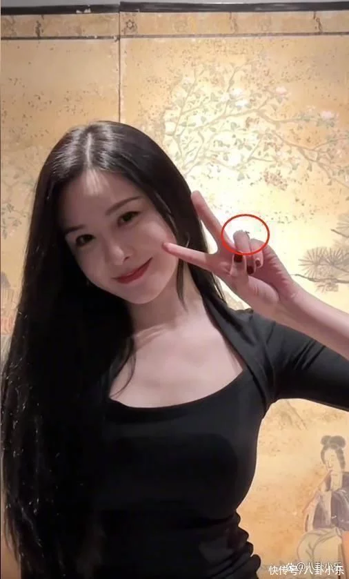张颖颖逆转成人生赢家，晒出30克拉鸽子蛋大钻戒，大s彻底输了 